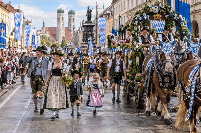 Đoàn diễu hành lớn đi qua trung tâm Munich tại lễ hội Oktoberfest München